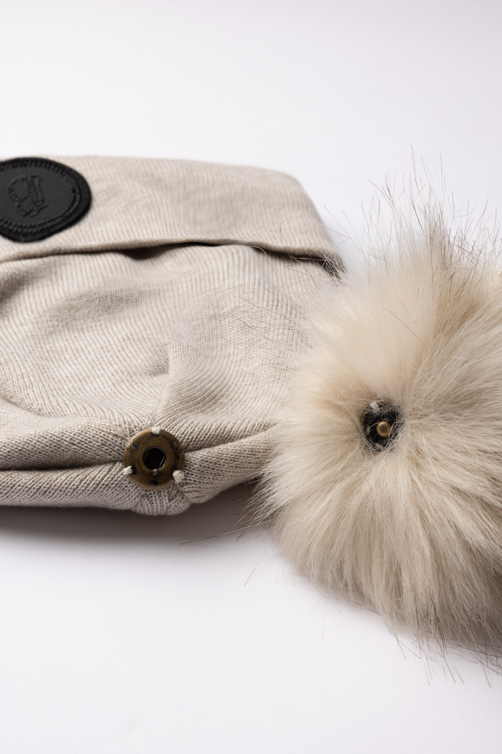 B Vertigo Sydney Gebreide muts met afneembare pompon