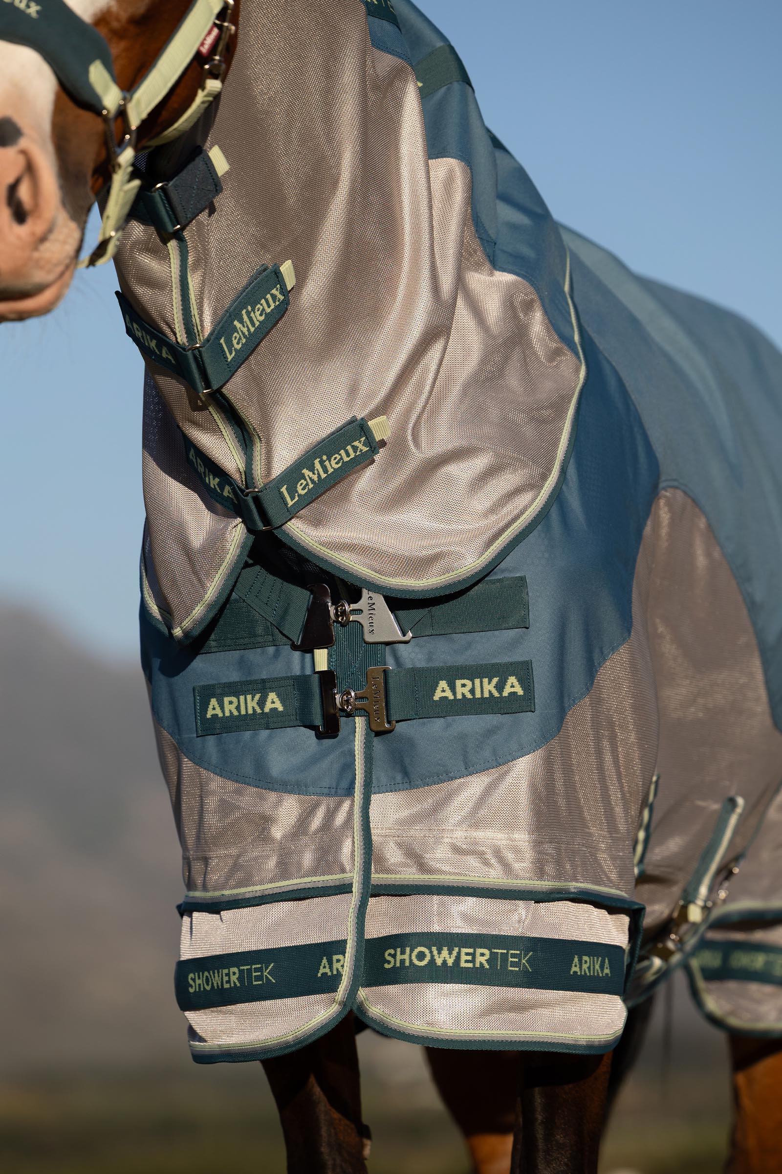 LeMieux Arika Camo Shower-Tek vliegendeken met afneembare hals