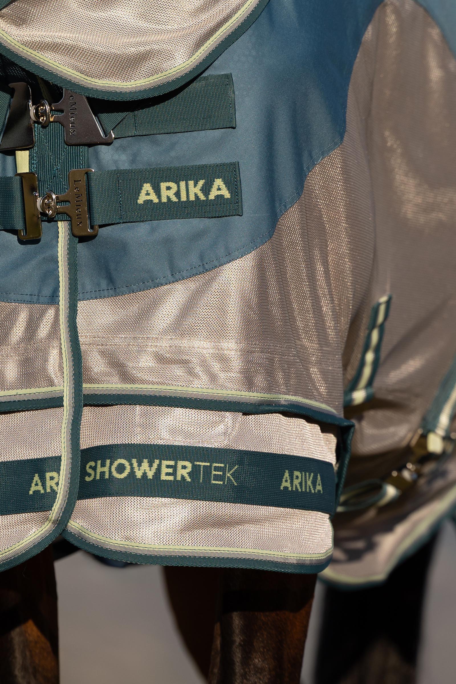 LeMieux Arika Camo Shower-Tek vliegendeken met afneembare hals