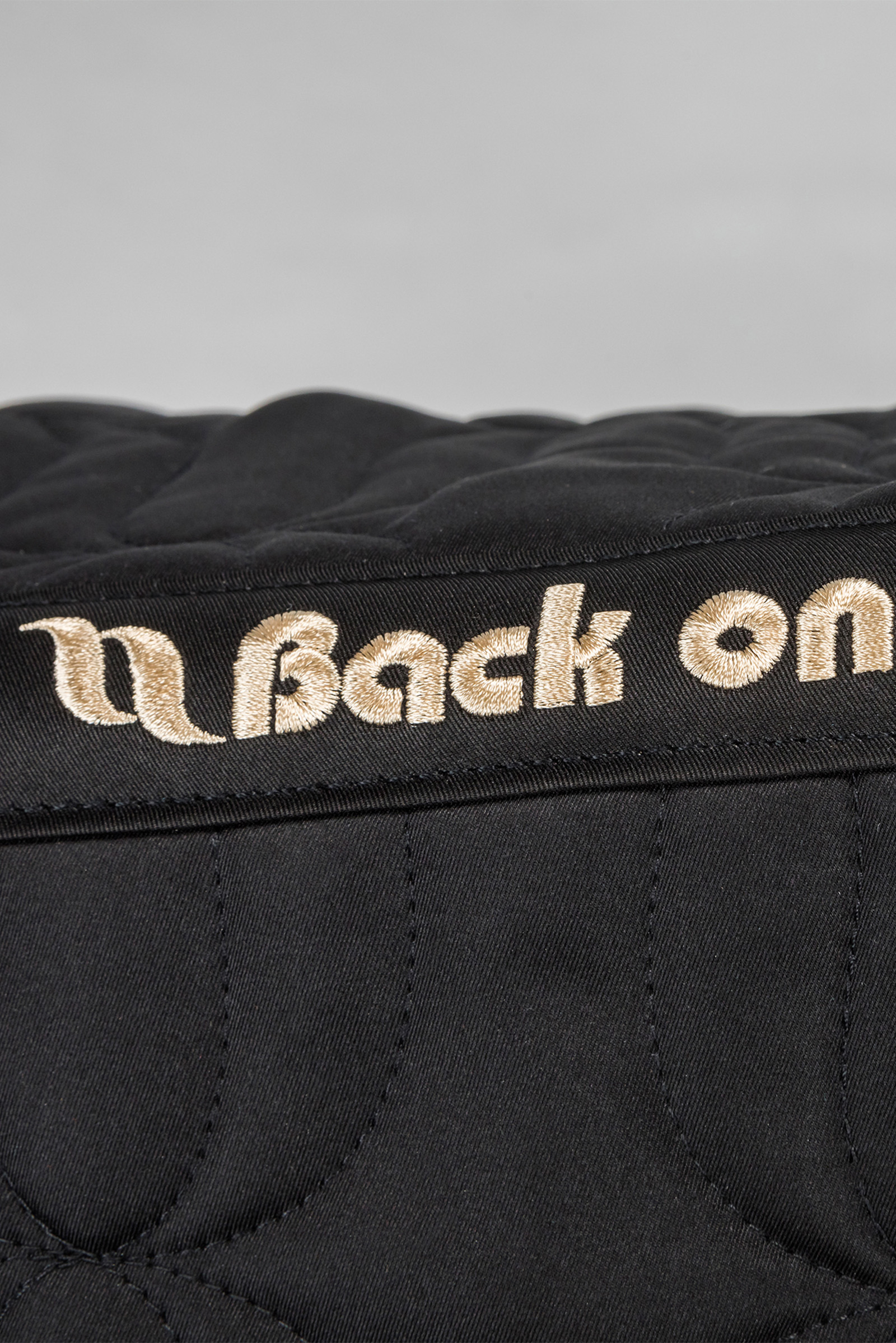 Back on Track Deep Nights Zadeldekje Springen