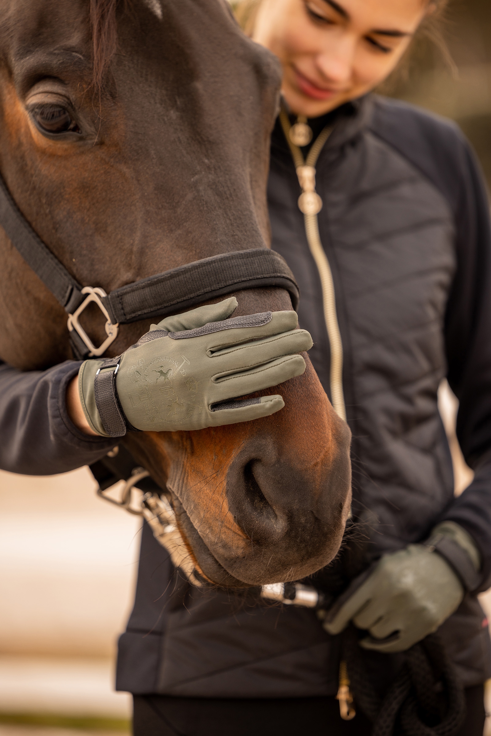 B Vertigo Laia paardrijhandschoenen met logo print, dames