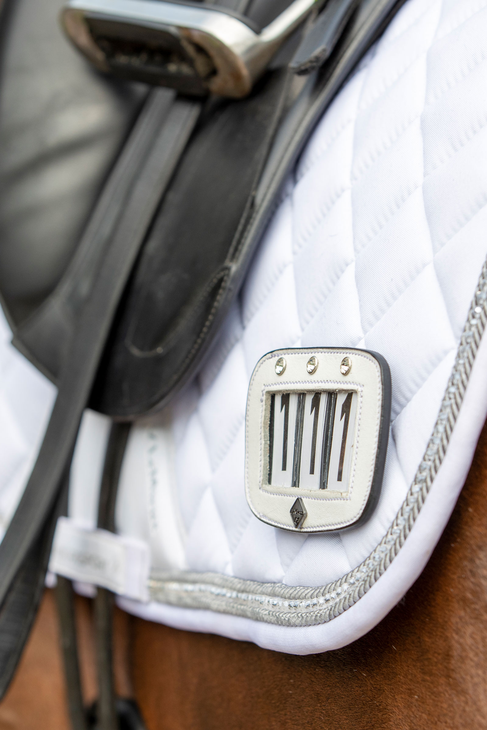 LeMieux zadelnummershouder met kristallen